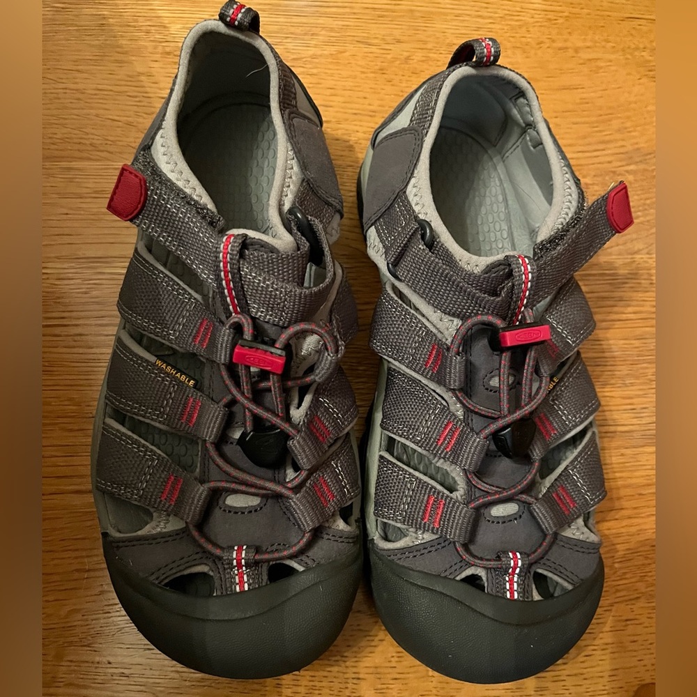 NWOT Keen Sandals kids size 4